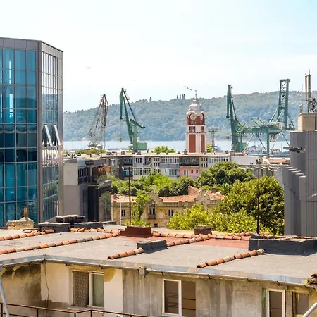 Train Station Flat With Port View