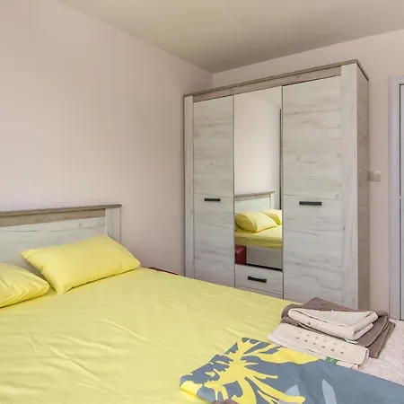 Train Station Flat With Port View