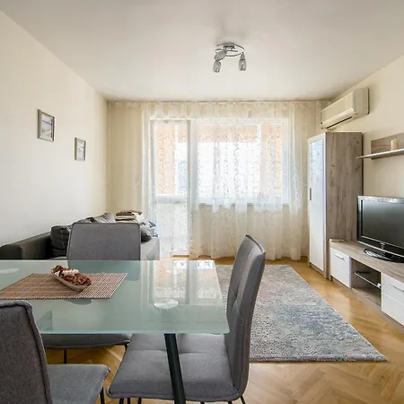 Train Station Flat With Port View Apartment Warna