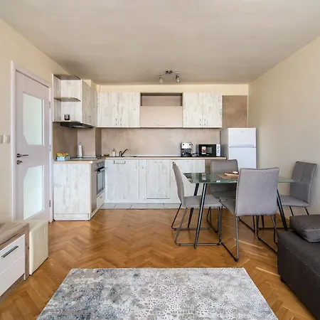 Apartment Train Station Flat With Port View Warna
