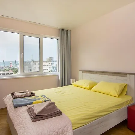 Train Station Flat With Port View Appartamento Varna